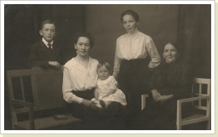 Marie, Barbara und Lina Erny mit Christine (Knabe unbekannt) Marie, Barbara und Lina Erny mit Christine (Knabe unbekannt)